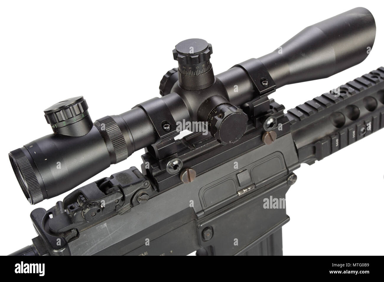 Fusil de sniper avec silencieux et bipied isolé sur fond blanc Photo
