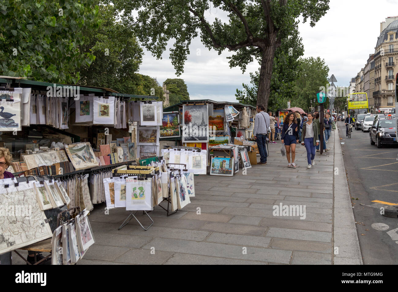 Paris, France - 22 juillet 2017 : Peinture et livre cale le long de la rivière Seine Banque D'Images