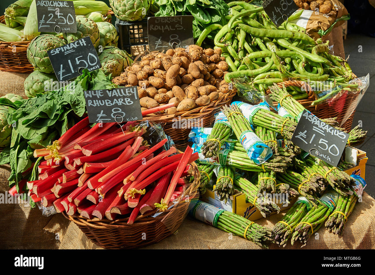 Les fruits et légumes en vente à Borough Market, London Banque D'Images