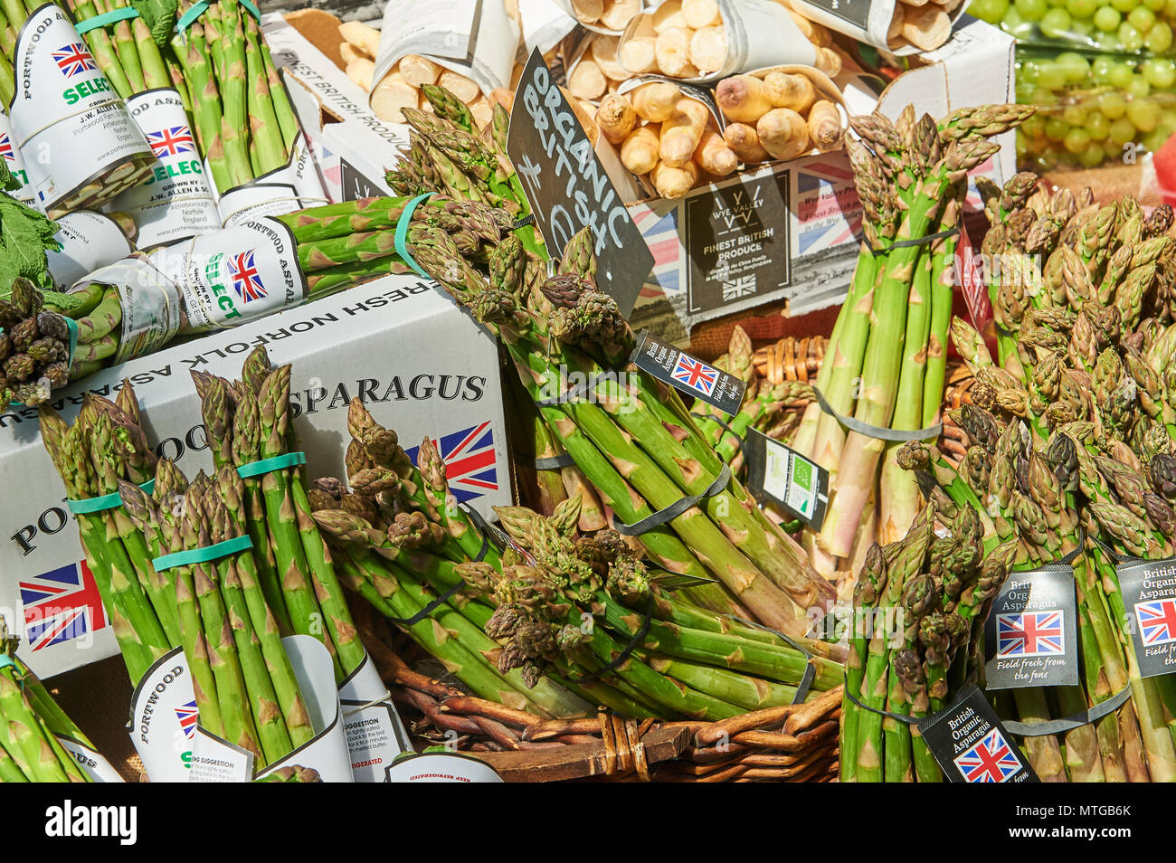 Les fruits et légumes en vente sur Borough Market food market, Londres Banque D'Images