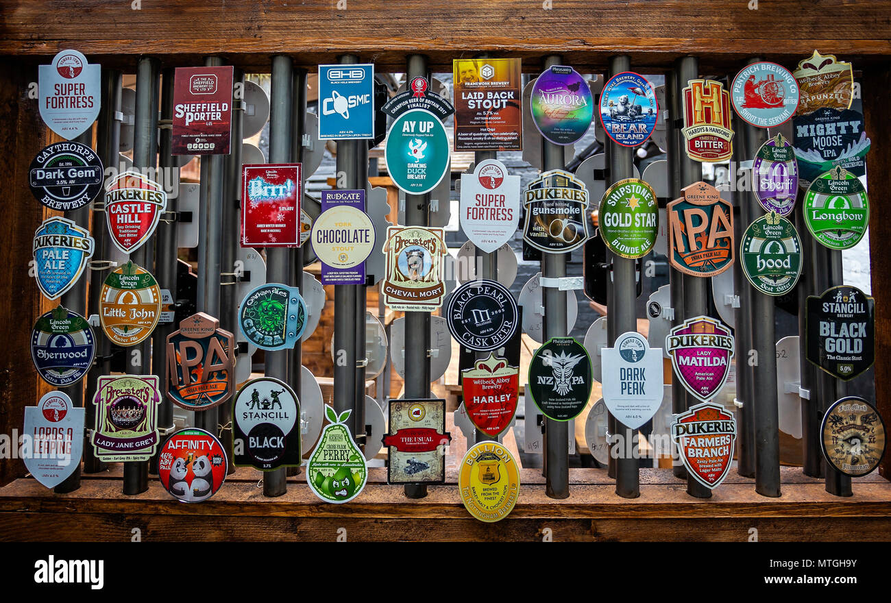 Collection de dessous de bière sur le mur pris dans le voyage à Jérusalem, pub, Nottingham, Nottinghamshire, Angleterre le 24 mai 2018 Banque D'Images