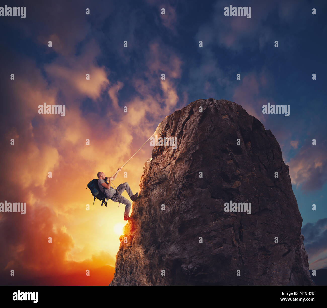 Businessman escalader une montagne d'obtenir le drapeau. Réalisation des objectifs commerciaux et difficile notion de carrière Banque D'Images Businessman escalader une montagne d'obtenir le drapeau. Réalisation des objectifs commerciaux et difficile notion de carrière Banque D'Images
