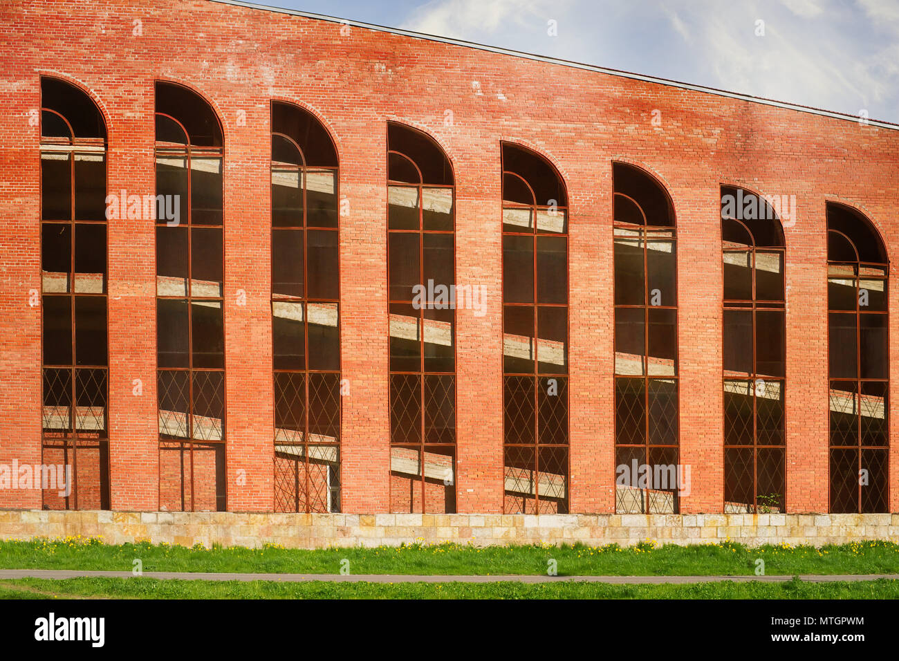 Ancien bâtiment industriel en brique rouge sur fond de ciel bleu Banque D'Images