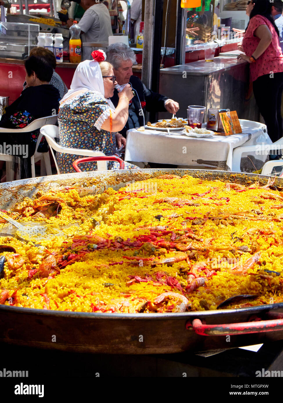 Madrid, Espagne - 15 mai 2018. Habillés comme des citoyens Chulapos manger la Paella espagnole dans un stand à gastronomique fête de San Isidro Labrador, dans Prader Banque D'Images