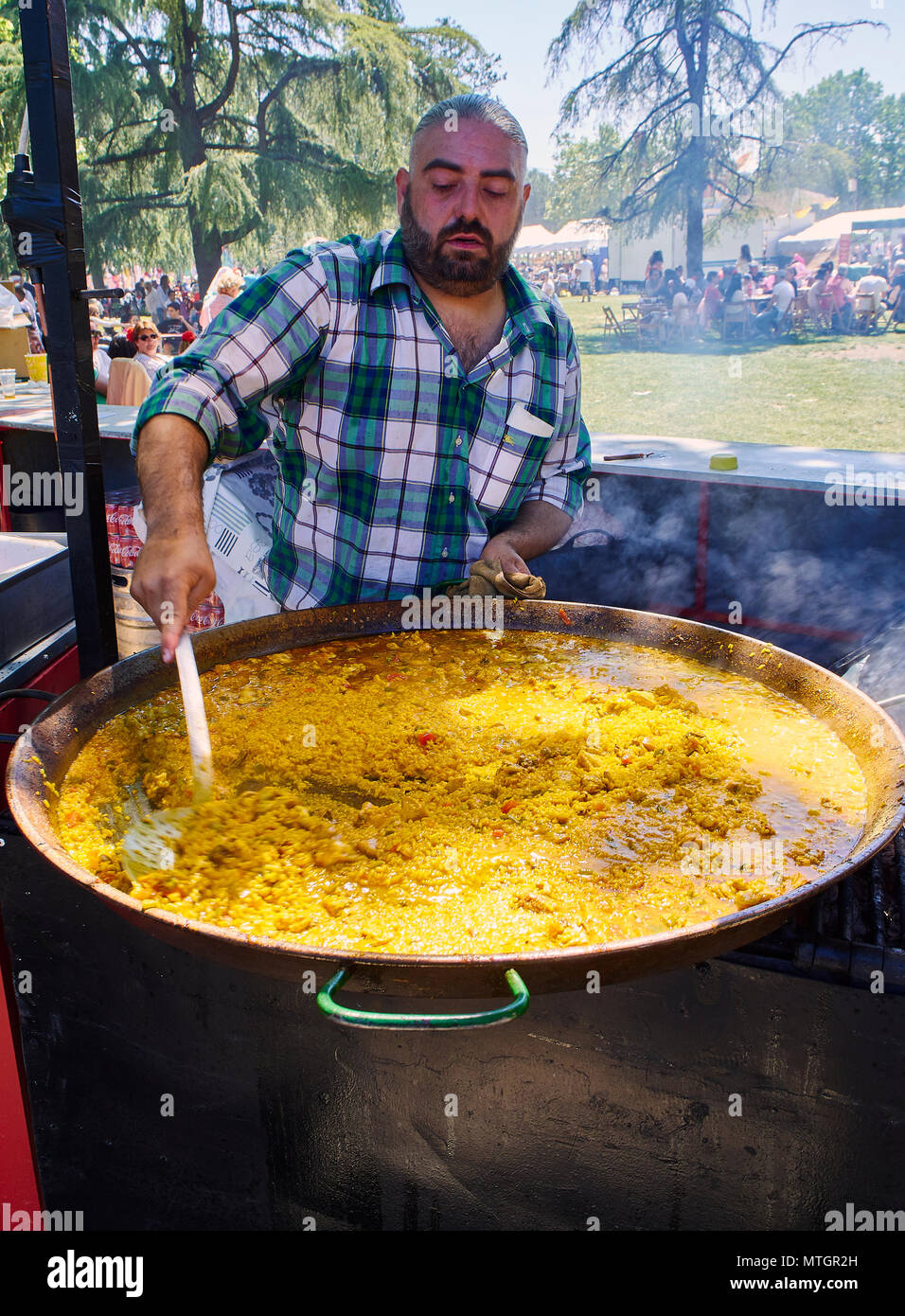 Madrid, Espagne - 15 mai 2018. La Paella espagnole en cours. Un cuisinier cuisine une paella à la foire gastronomique. Banque D'Images