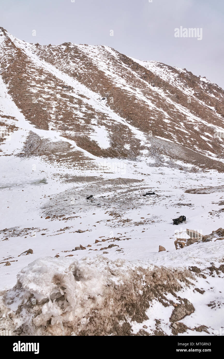 Convoi de camions sur le col de montagne Chang la à Ladakh Banque D'Images