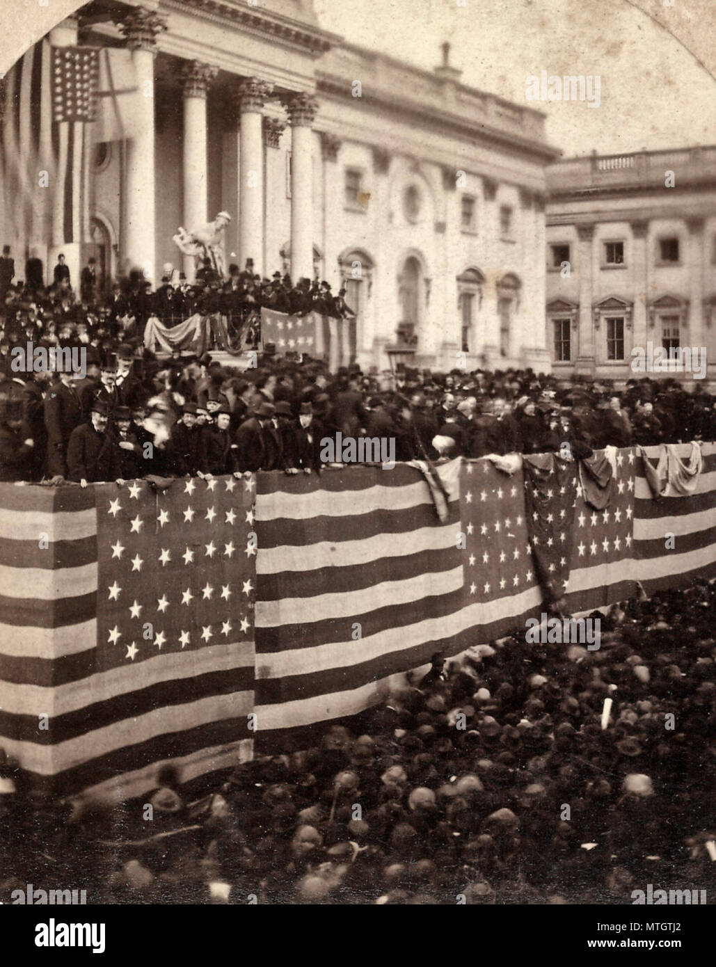 Le juge en chef Morrison R. Waite administrer le serment d'office à Rutherford B. Hayes, recouvert du drapeau sur un stand inaugurale sur le portique de l'est le Capitole, 1877 Banque D'Images