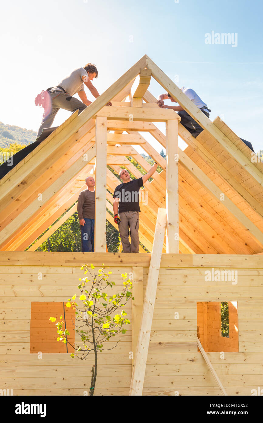 Les constructeurs à travailler avec toiture en bois de construction. Banque D'Images