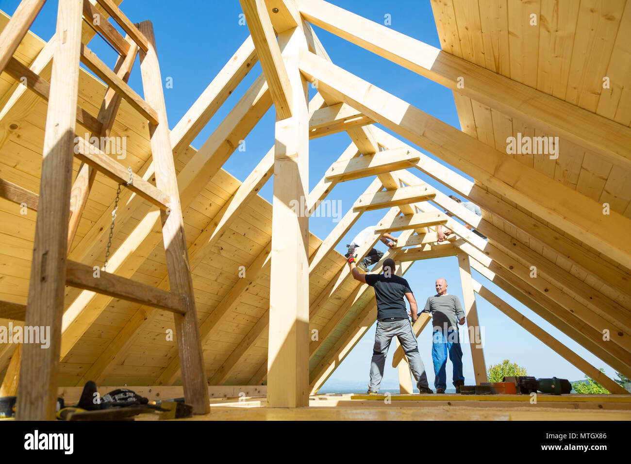 Les constructeurs à travailler avec toiture en bois de construction. Banque D'Images