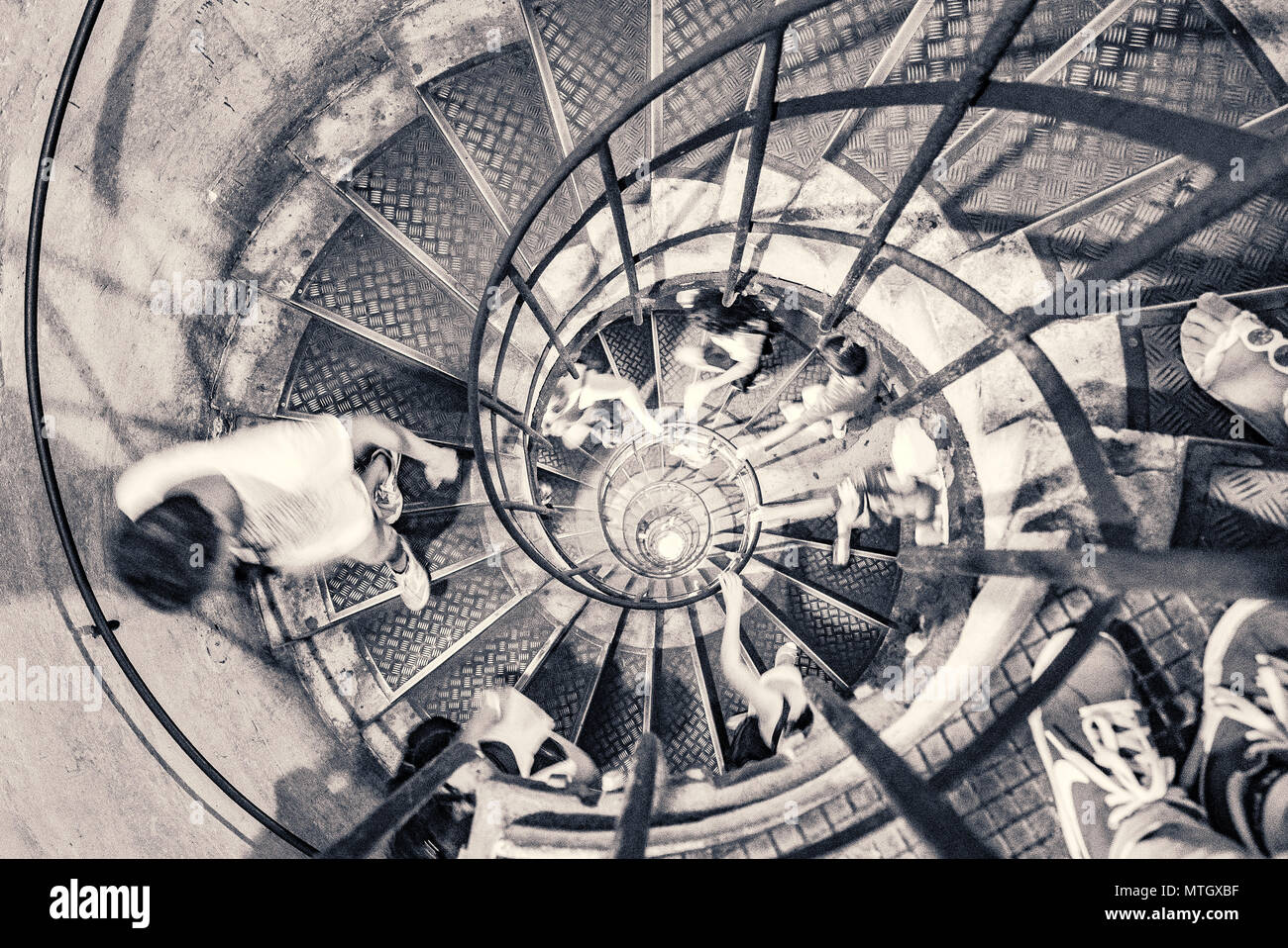 Les touristes sur l'escalier menant au sommet de l'Arc de Triomphe Banque D'Images