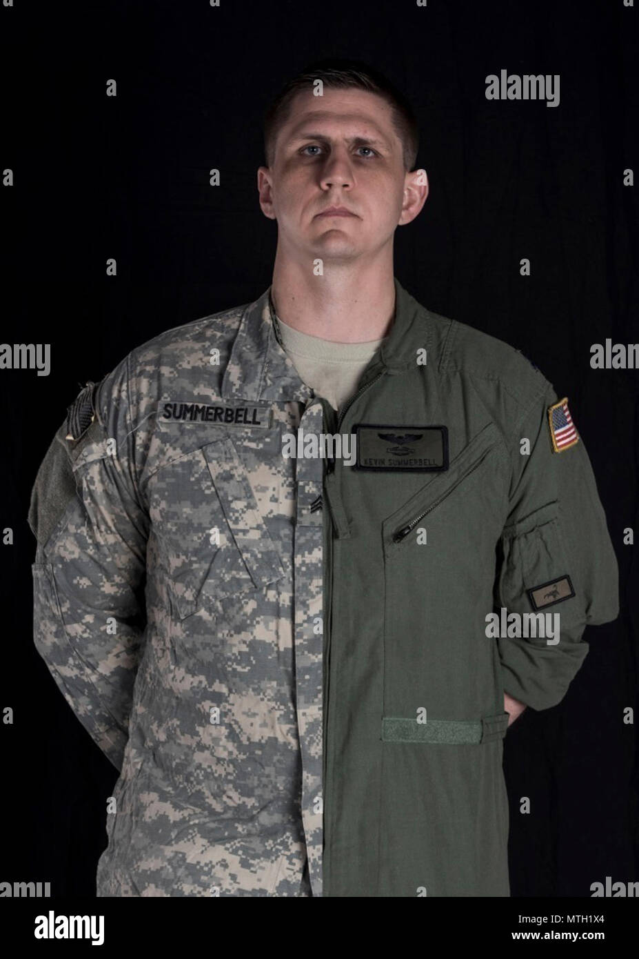 Le Capitaine Kevin Summerbell, 15e, 437e Escadron de transport aérien Airlift Wing, se dresse devant l'entrée d'un C-17 Globemaster III sur la piste d'une base commune à Charleston le 4 avril 2017. Summerbell a été enrôlé dans l'armée en tant que fantassin avant la mise en service dans l'Armée de l'air. Il a été déployé en Irak à deux reprises au cours de son temps dans l'armée et a reçu un Purple Heart pour ses blessures et de courage sur le champ de bataille. Summerbell a obtenu son baccalauréat, à l'école de pilotage et terminés ROTC, puis est devenu un C-17 pilote à la 437e AW. Banque D'Images