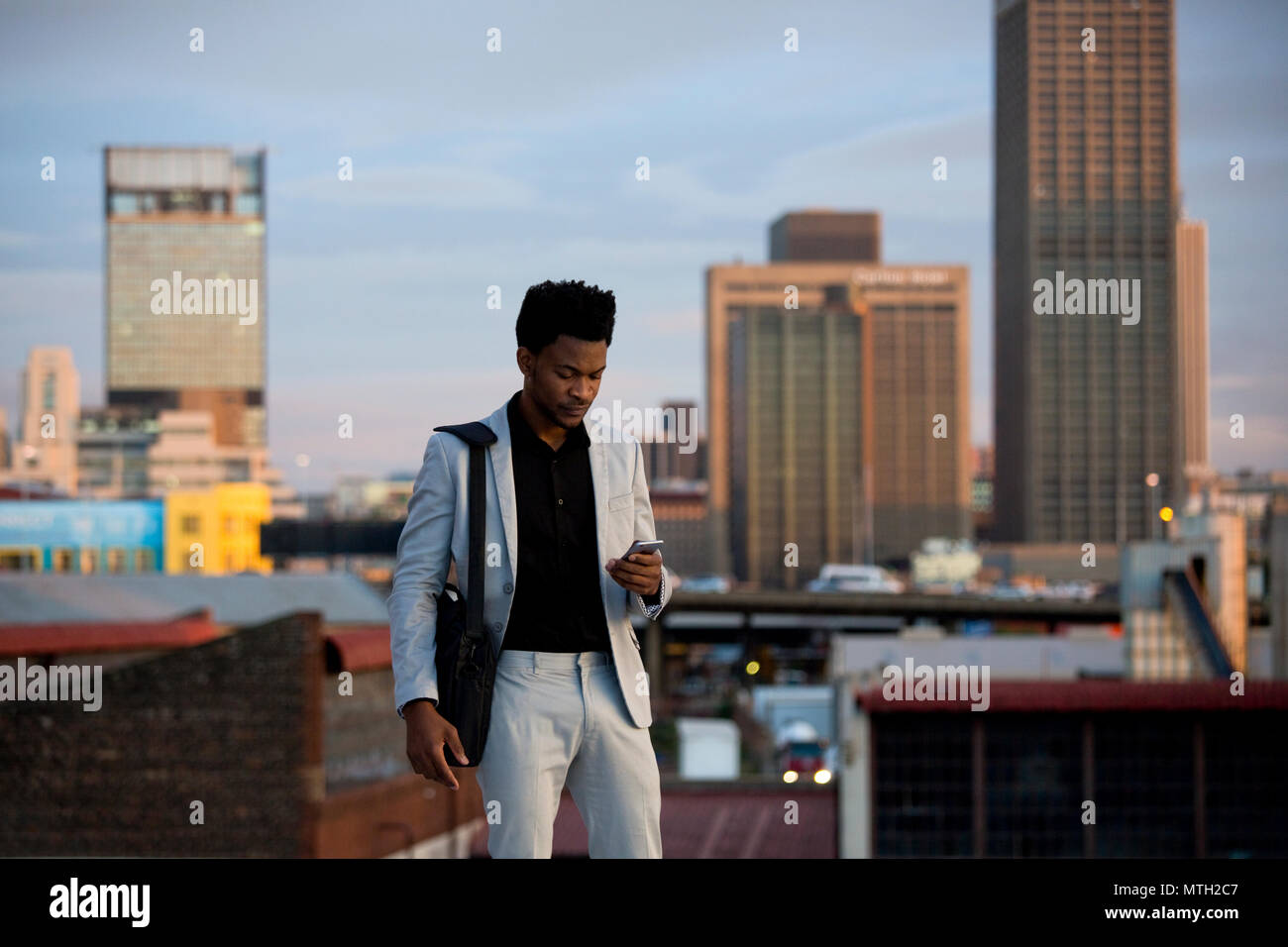 Business man typing on cell phone Banque D'Images