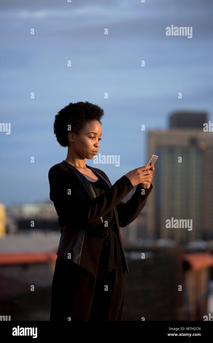 Business Woman typing on cell phone Banque D'Images