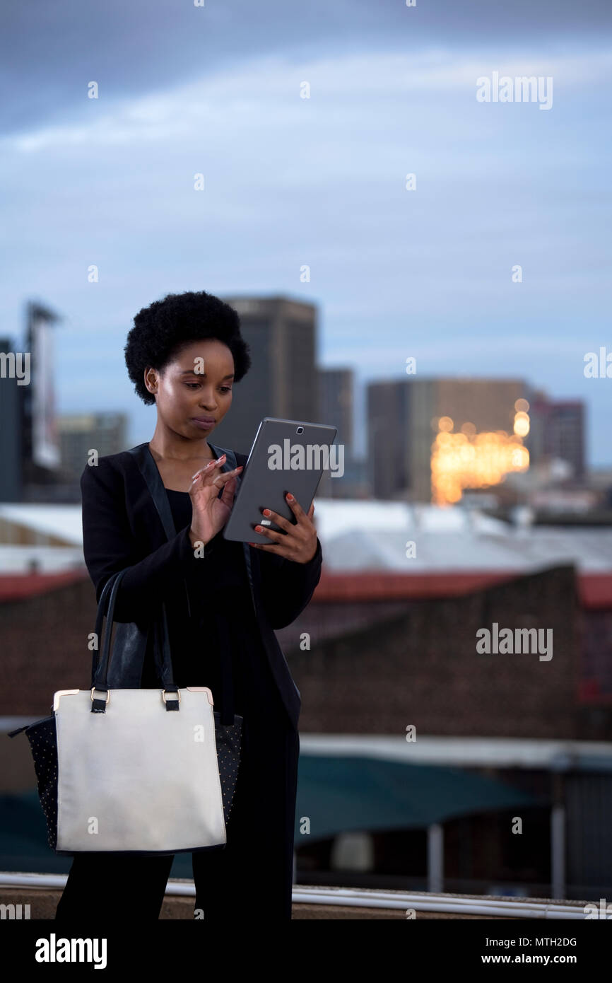 Business Woman typing on tablet Banque D'Images