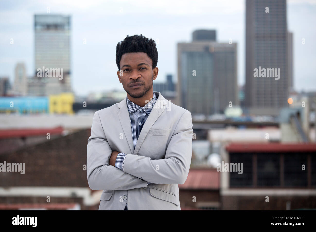 Business man standing on roof top Banque D'Images