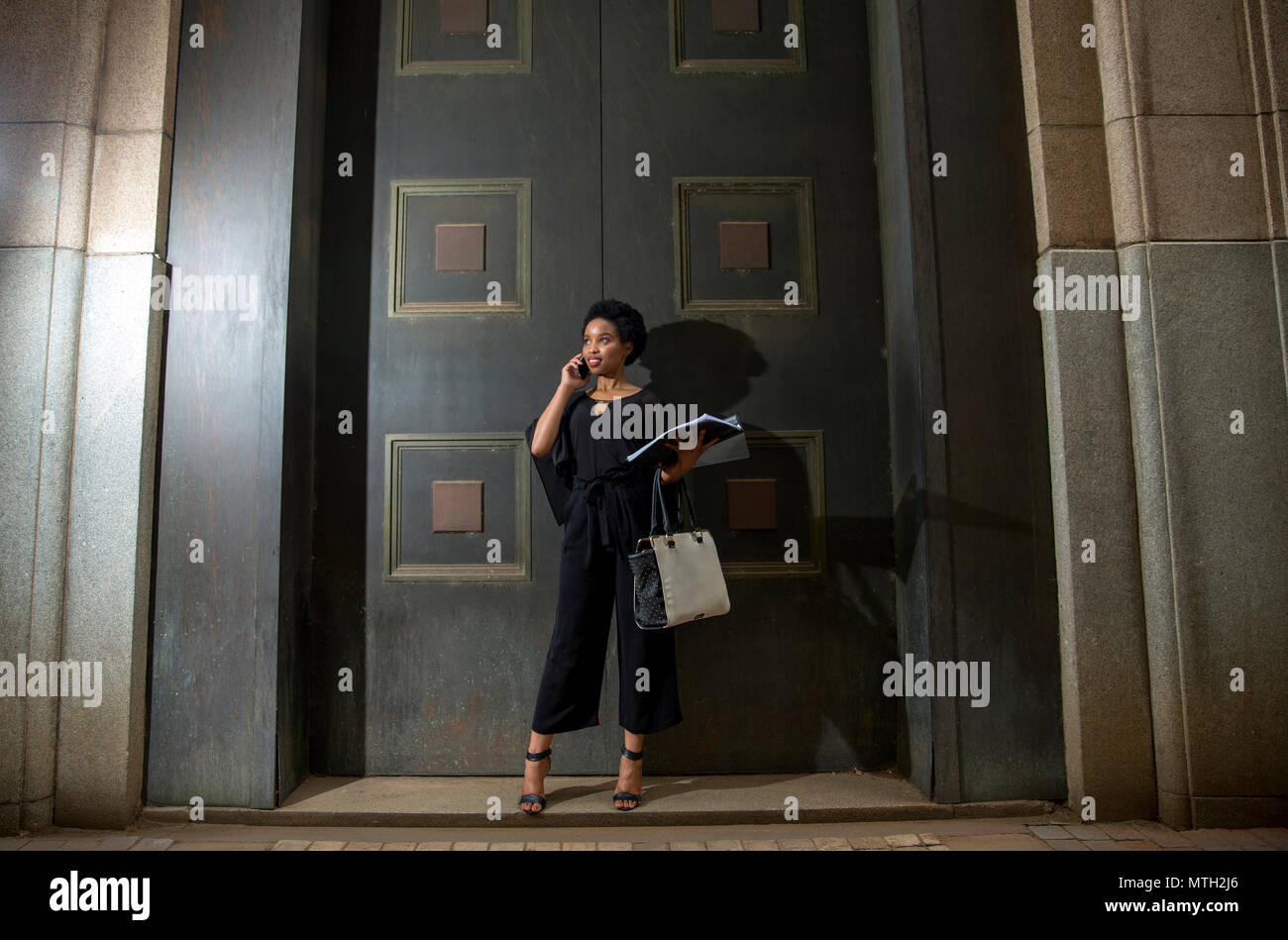 Femme d'affaires sur un appel téléphonique Banque D'Images