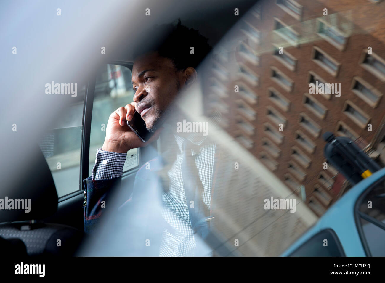 L'homme d'affaires vue à travers la fenêtre de voiture Banque D'Images