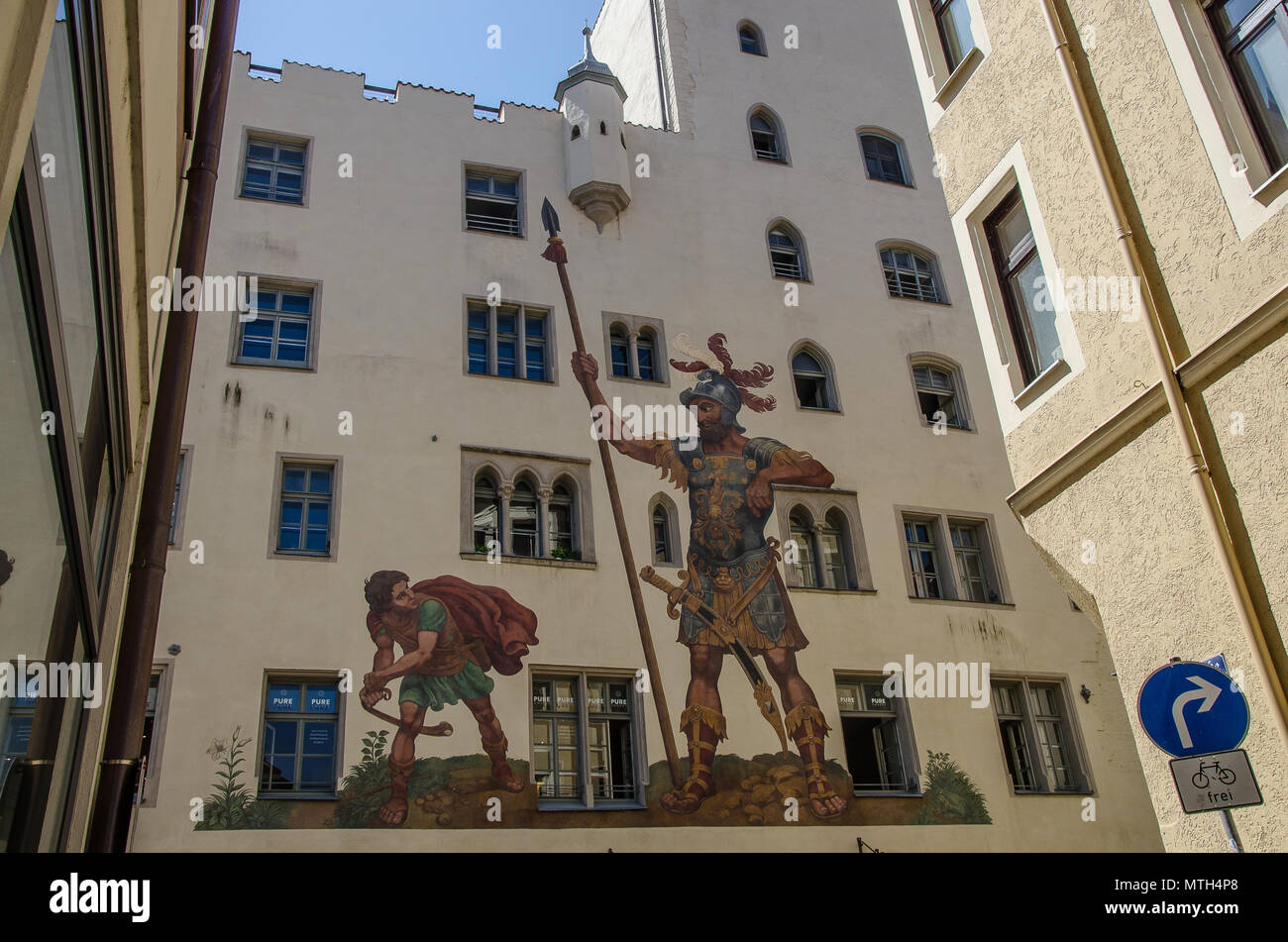 La maison Goliath, avec sa peinture de la lutte entre David et Goliath, c'est un des monuments de la ville au patrimoine mondial de l'UNESCO de Ratisbonne. Banque D'Images