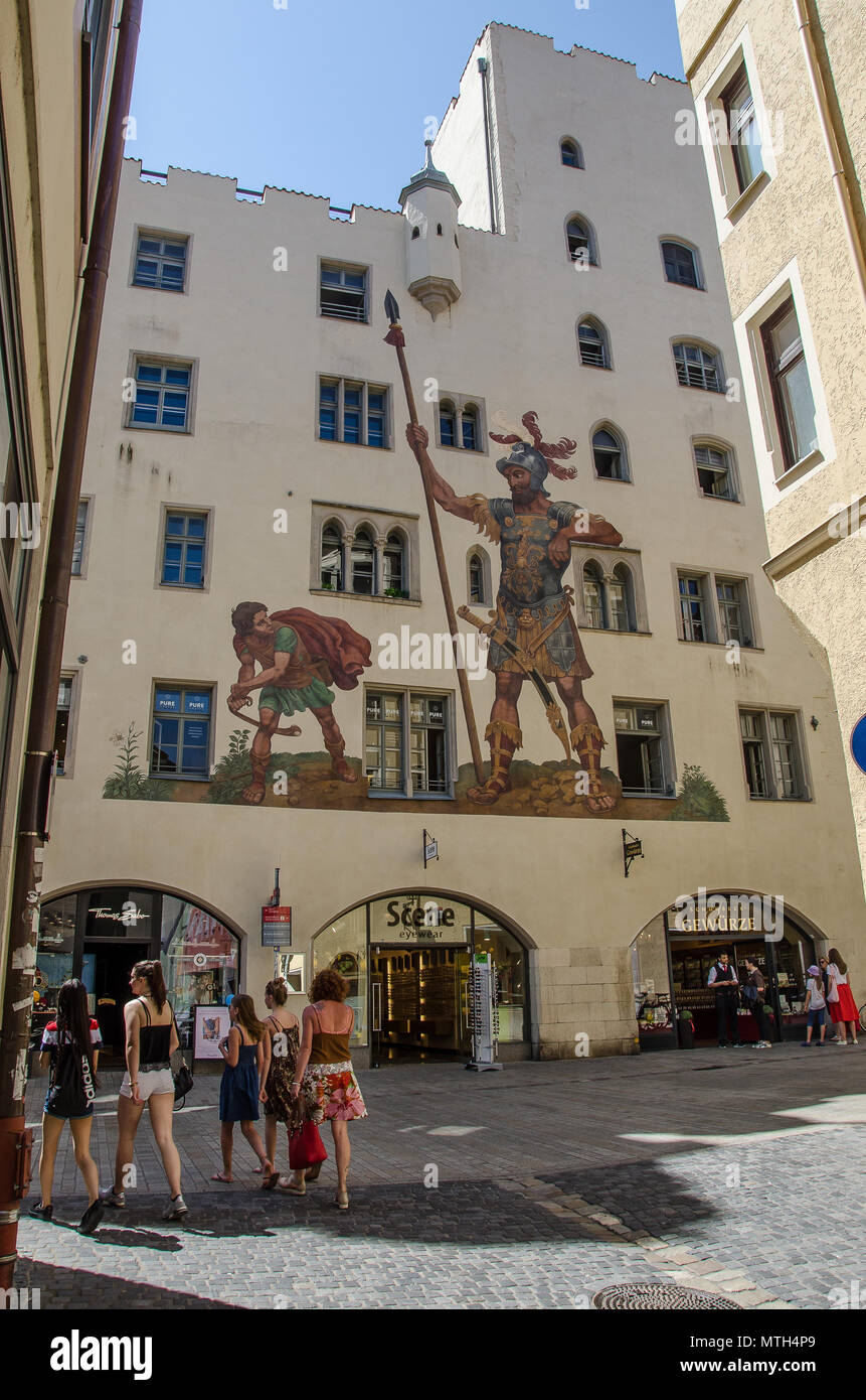 La maison Goliath, avec sa peinture de la lutte entre David et Goliath, c'est un des monuments de la ville au patrimoine mondial de l'UNESCO de Ratisbonne. Banque D'Images
