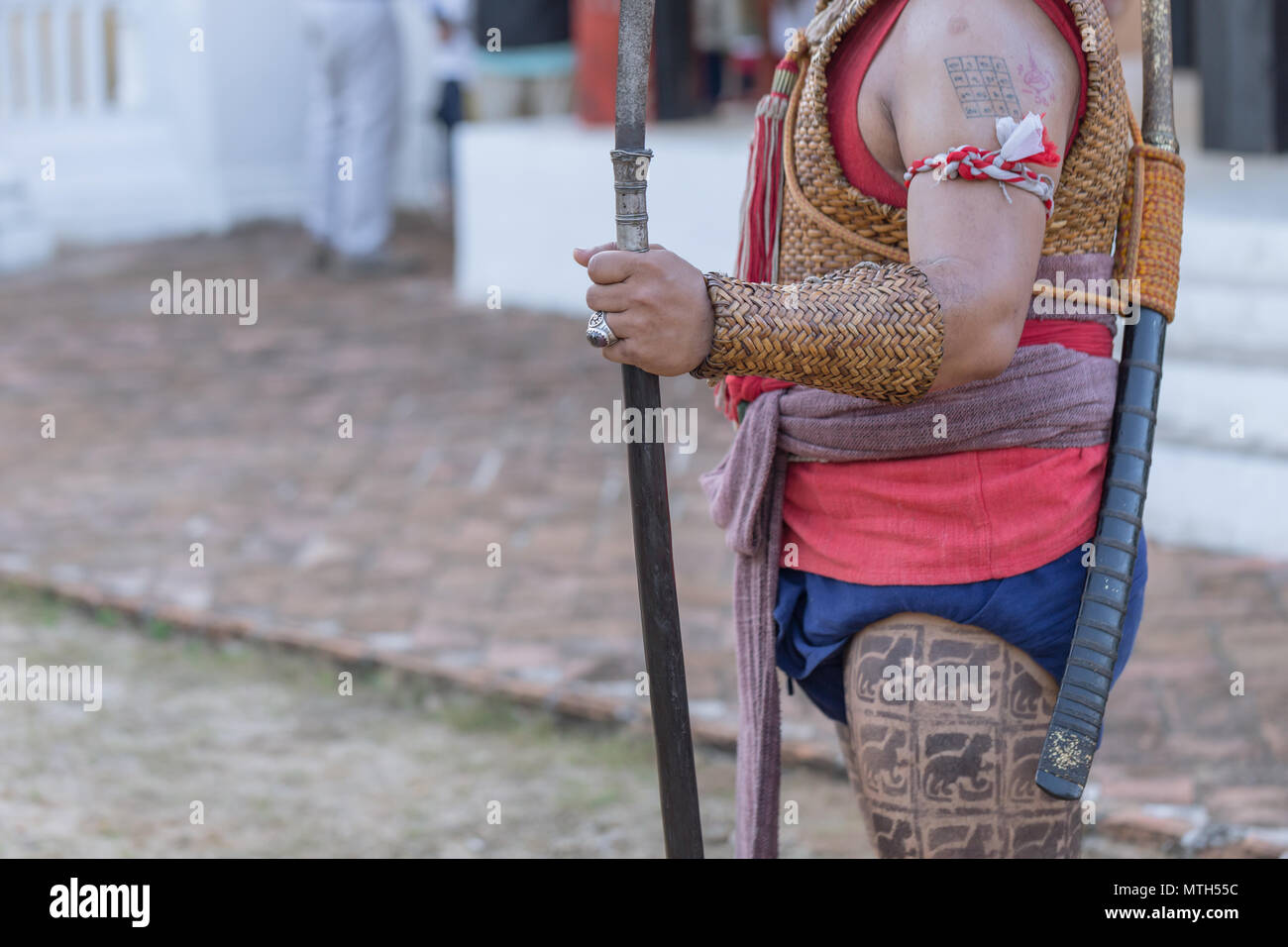 Thai ancien guerrier avec épée d'action de lutte contre l'épée et la lance dans le Nord de l'arme de la culture Lanna et Arts show à 14 janvier 2017 Thaïlande Lampang Banque D'Images