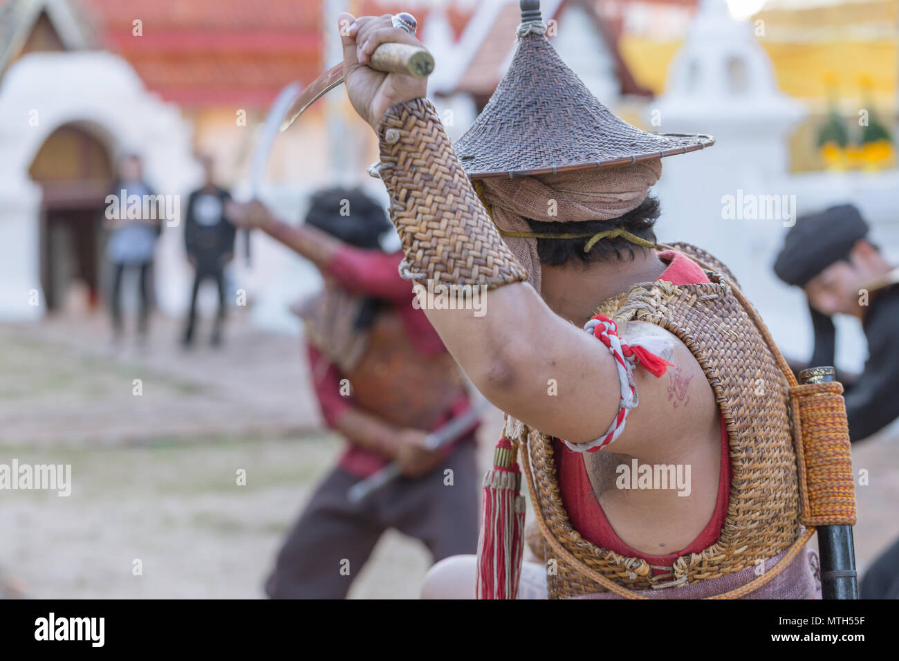 Thai ancien guerrier avec épée d'action de lutte contre l'épée et la lance dans le Nord de l'arme de la culture Lanna et Arts show à 14 janvier 2017 Thaïlande Lampang Banque D'Images