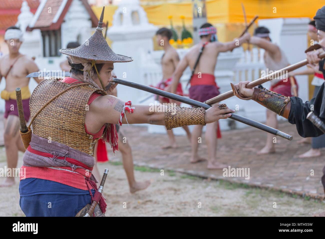 Thai ancien guerrier avec épée d'action de lutte contre l'épée et la lance dans le Nord de l'arme de la culture Lanna et Arts show à 14 janvier 2017 Thaïlande Lampang Banque D'Images