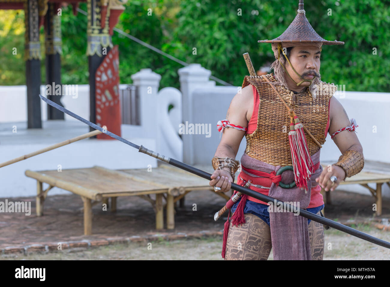 Thai ancien guerrier avec épée d'action de lutte contre l'épée et la lance dans le Nord de l'arme de la culture Lanna et Arts show à 14 janvier 2017 Thaïlande Lampang Banque D'Images