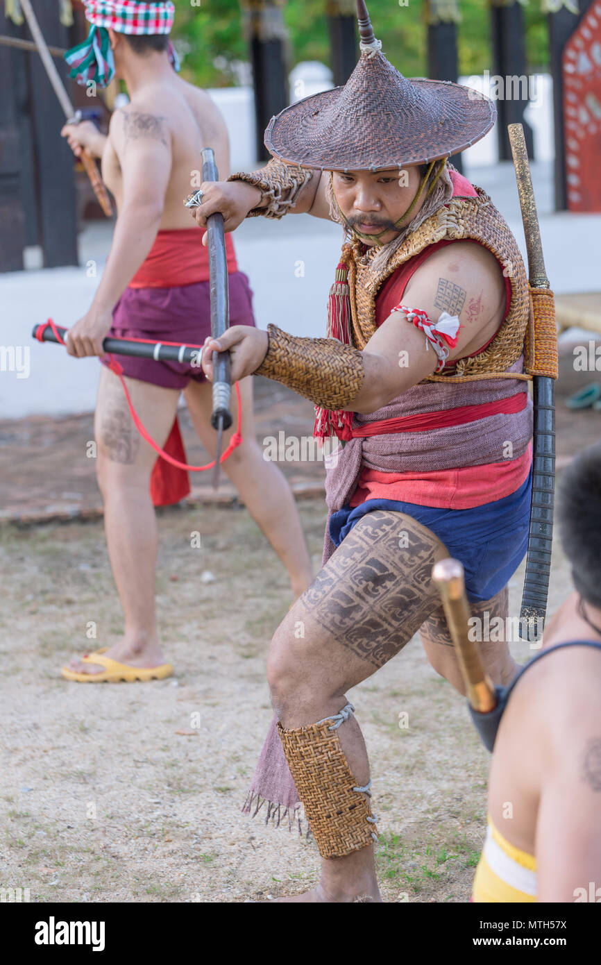 Thai ancien guerrier avec épée d'action de lutte contre l'épée et la lance dans le Nord de l'arme de la culture Lanna et Arts show à 14 janvier 2017 Thaïlande Lampang Banque D'Images