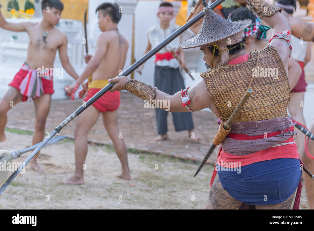 Thai ancien guerrier avec épée d'action de lutte contre l'épée et la lance dans le Nord de l'arme de la culture Lanna et Arts show à 14 janvier 2017 Thaïlande Lampang Banque D'Images