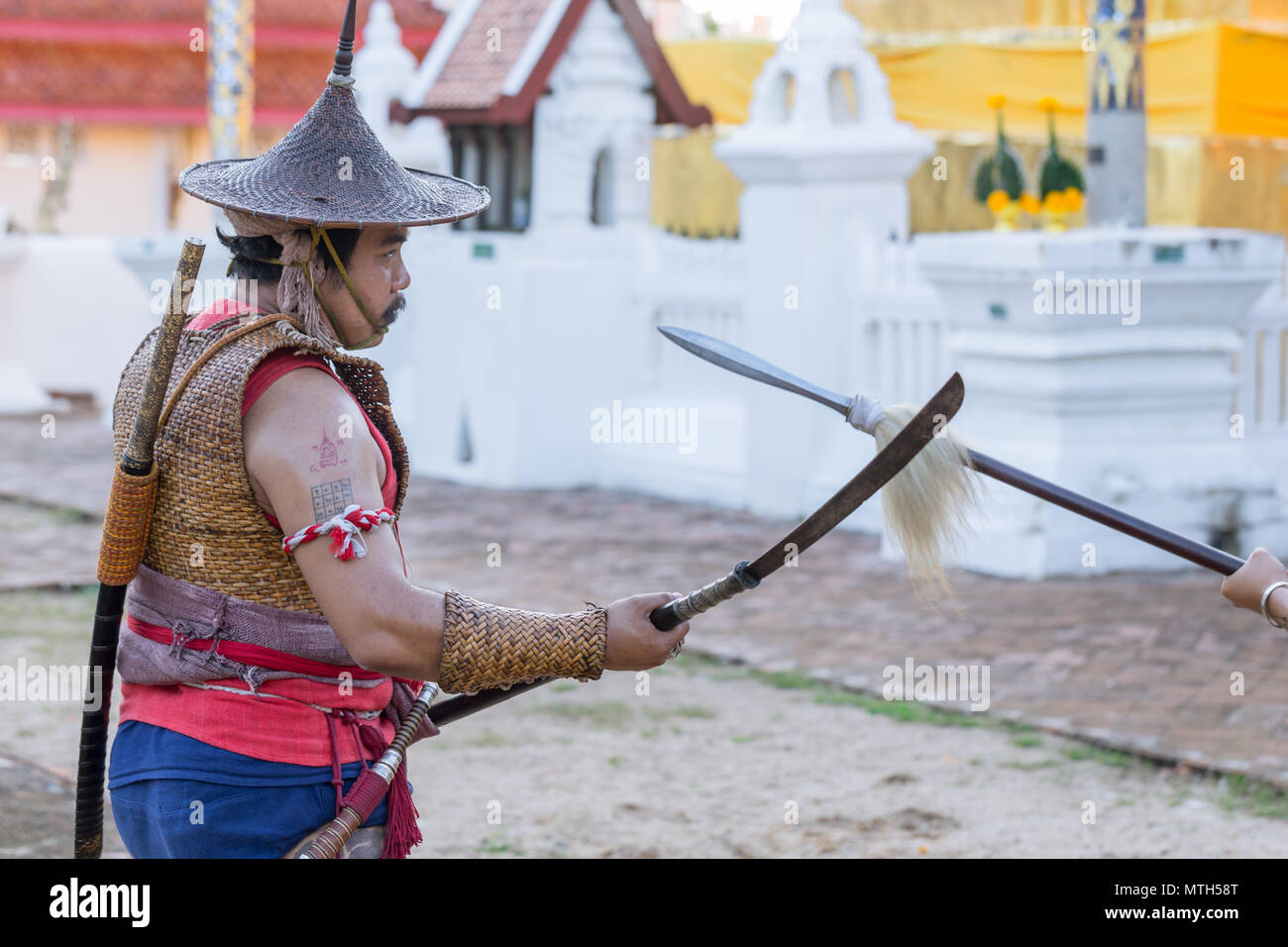 Thai ancien guerrier avec épée d'action de lutte contre l'épée et la lance dans le Nord de l'arme de la culture Lanna et Arts show à 14 janvier 2017 Thaïlande Lampang Banque D'Images