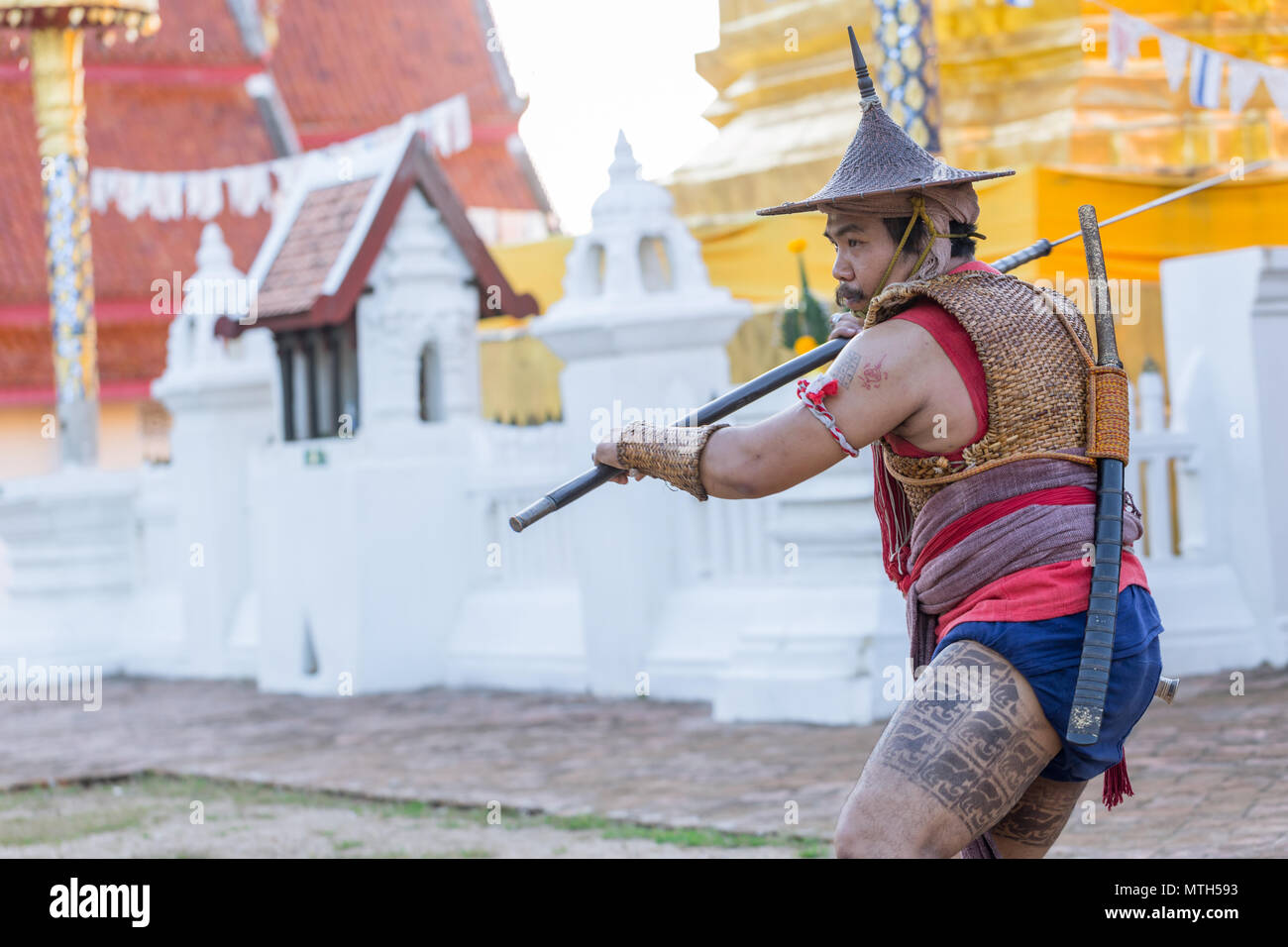 Thai ancien guerrier avec épée d'action de lutte contre l'épée et la lance dans le Nord de l'arme de la culture Lanna et Arts show à 14 janvier 2017 Thaïlande Lampang Banque D'Images