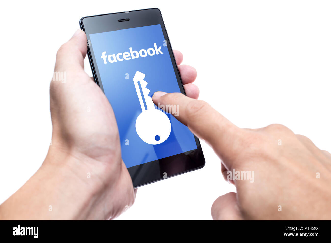 Les gens s'inquiètent des paramètres de confidentialité Facebook News après une fuite de renseignements personnels Rapport de Cambridge Analytica question. Bangkok, Thaïlande 30 avril. Banque D'Images