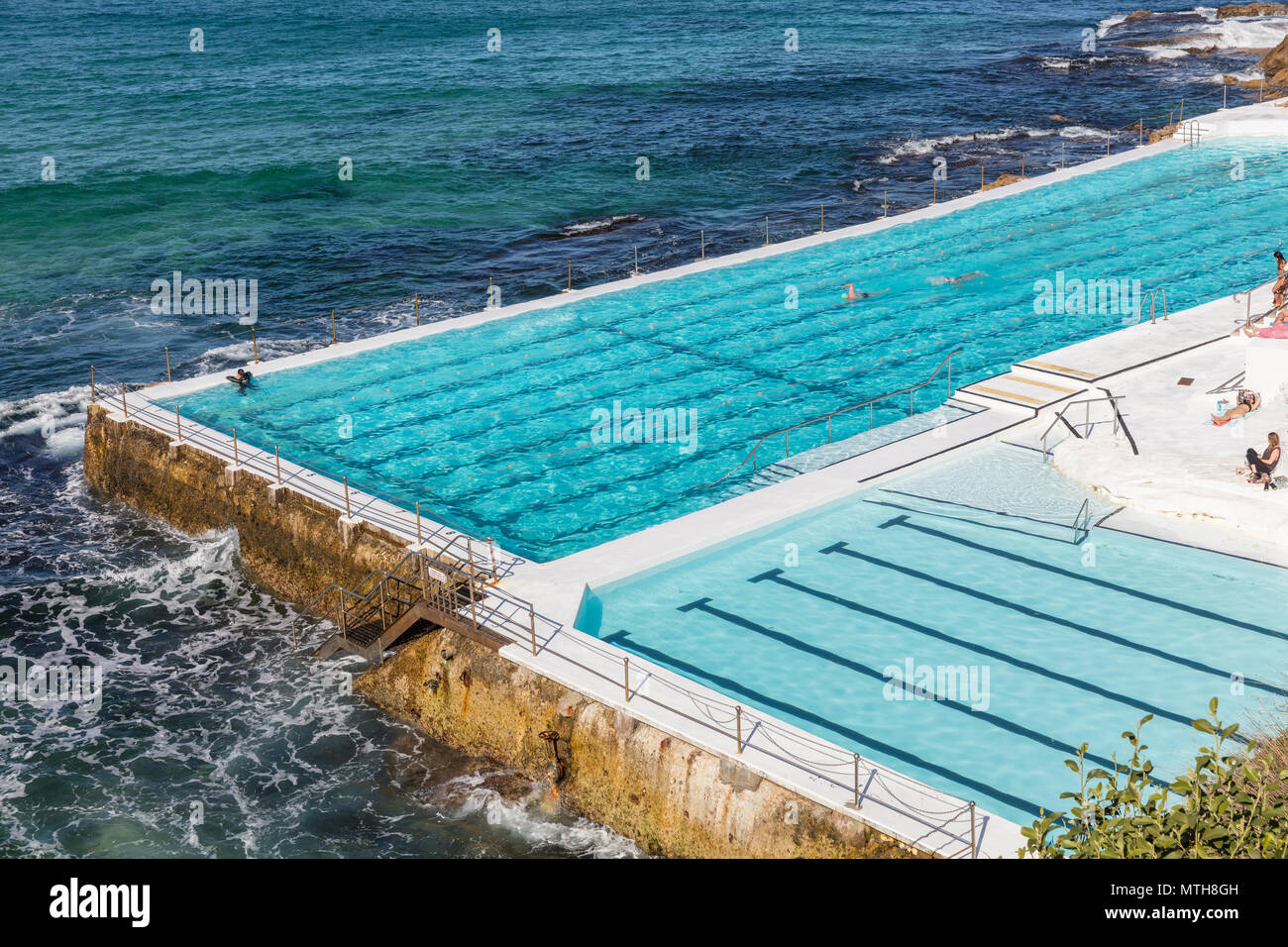 Piscine donnant sur la plage de Bondi à Sydney, NSW, Australie Banque D'Images