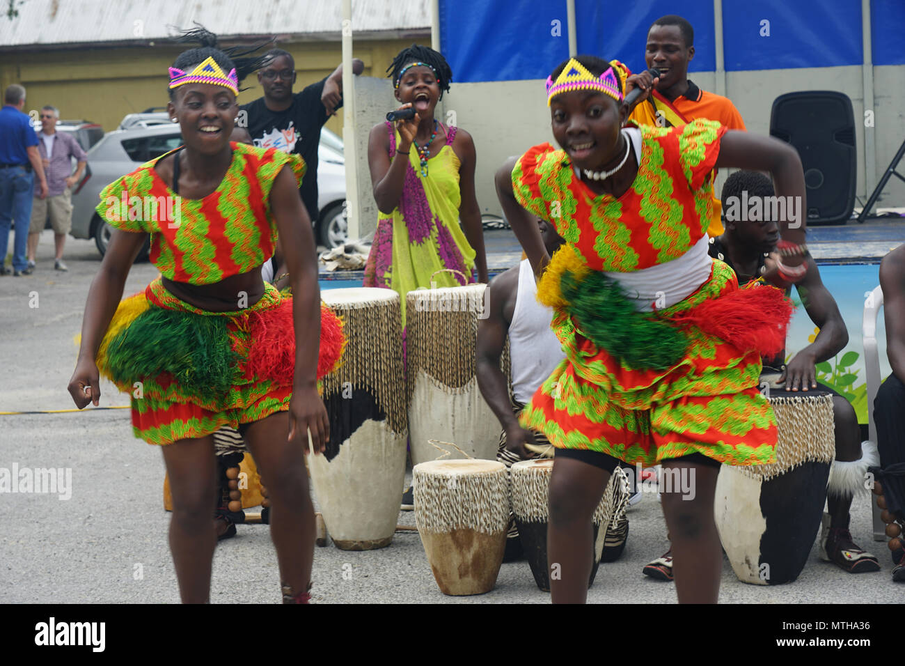 Danseurs et chanteurs de l'Afrique de l'Ouganda a appelé 'Neema Choir' Banque D'Images