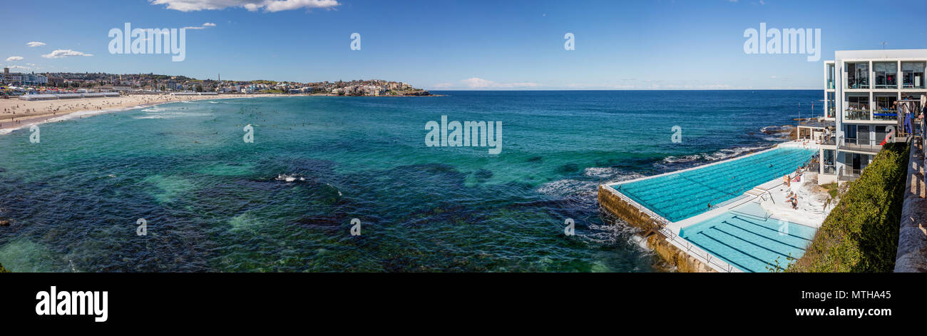 Vue panoramique de la piscine donnant sur la plage de Bondi à Sydney, NSW, Australie Banque D'Images