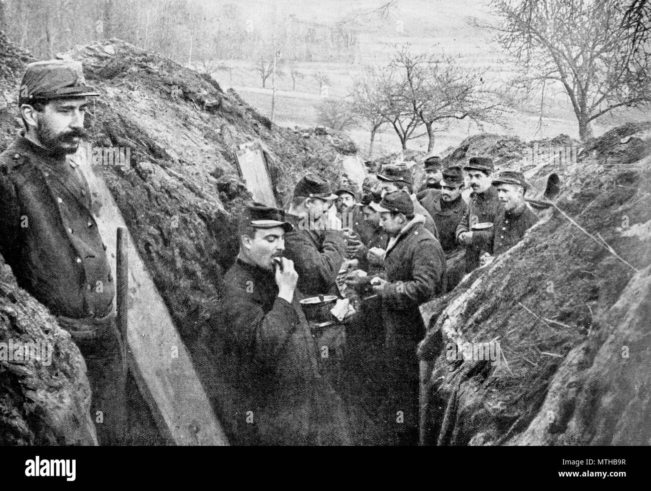 Manger des soldats dans une tranchée, 1914, France Photo Stock Alamy
