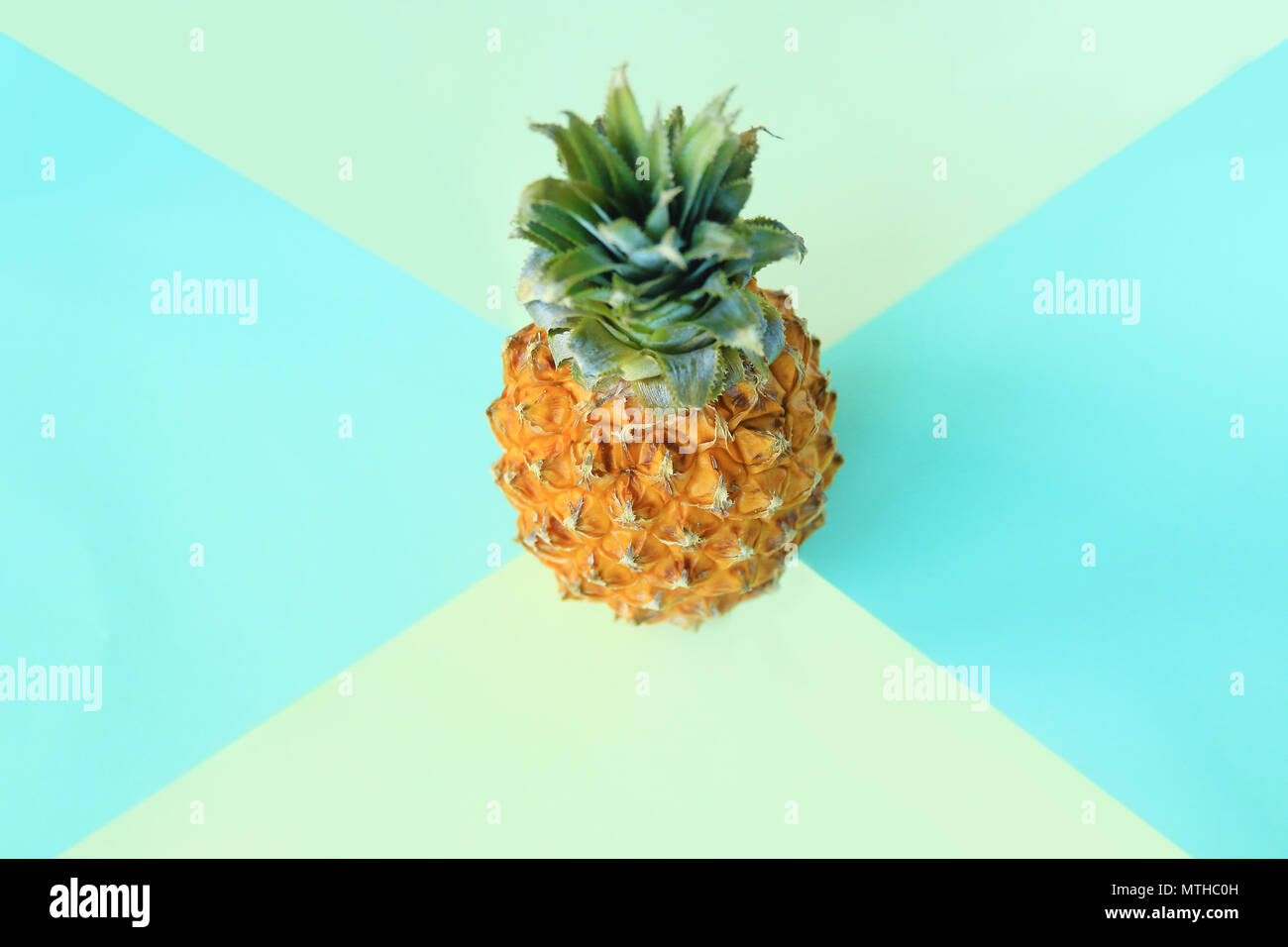 Ananas juteux sur un fond clair Banque D'Images