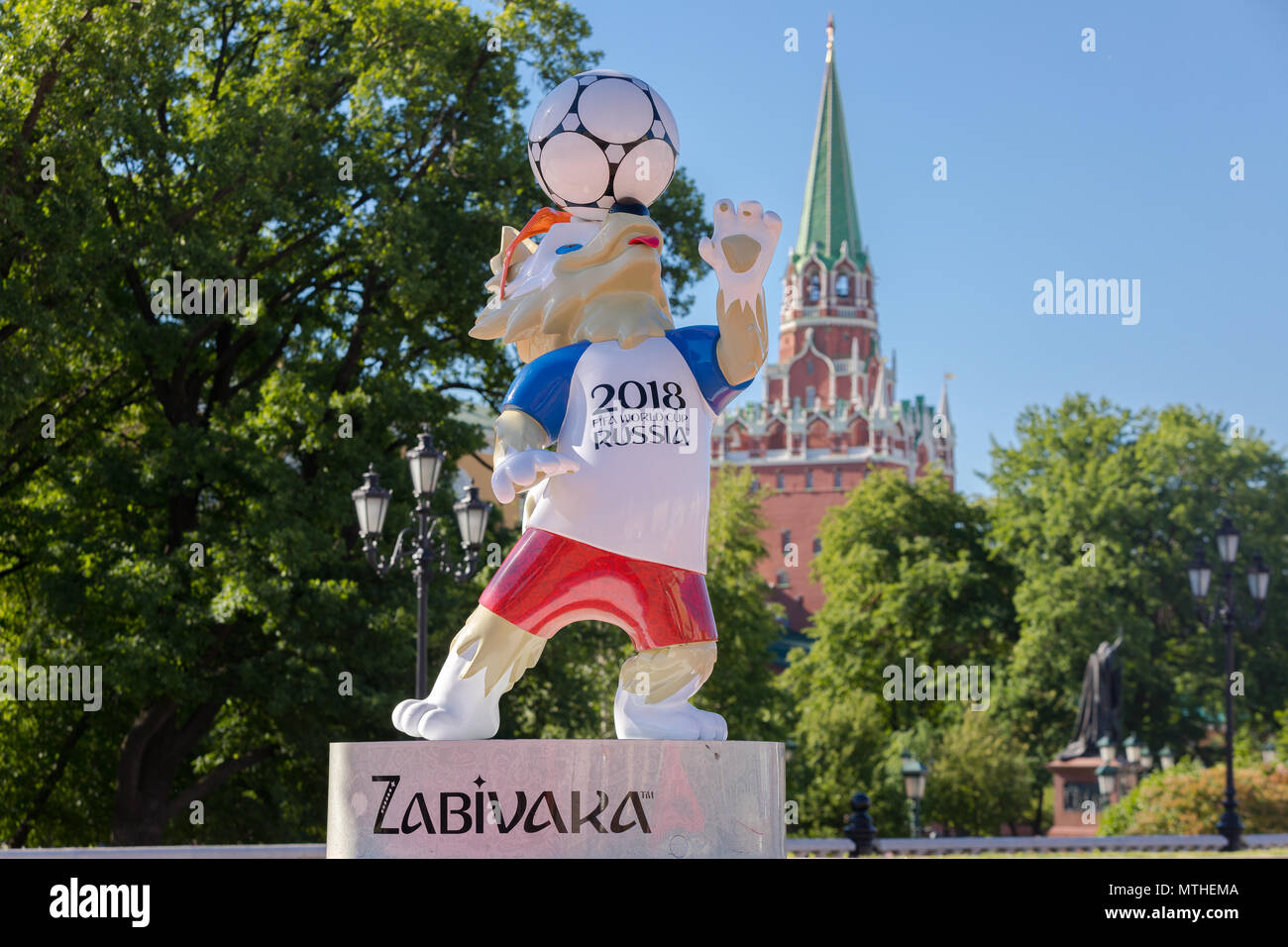 Mascotte officielle de la Coupe du Monde de la FIFA 2018 en Russie - Zabivaka et Kremlin de Moscou tour à fond. Symbole du championnat de football (soccer). Banque D'Images