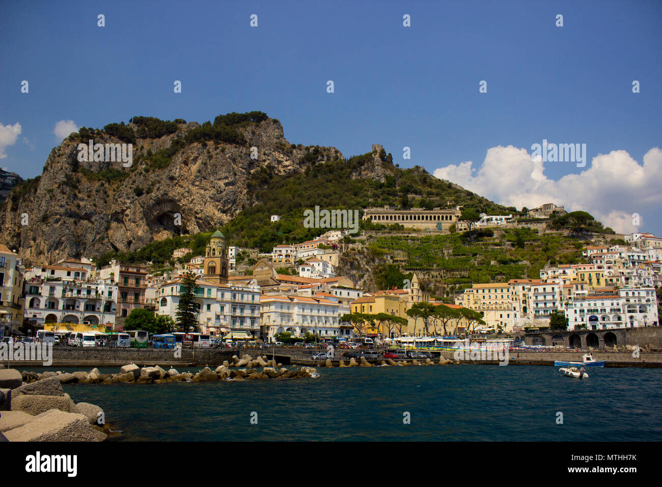 La magnifique ville balnéaire de Sorrento, le long de la côte amalfitaine, en Italie. L'été 2017. Banque D'Images