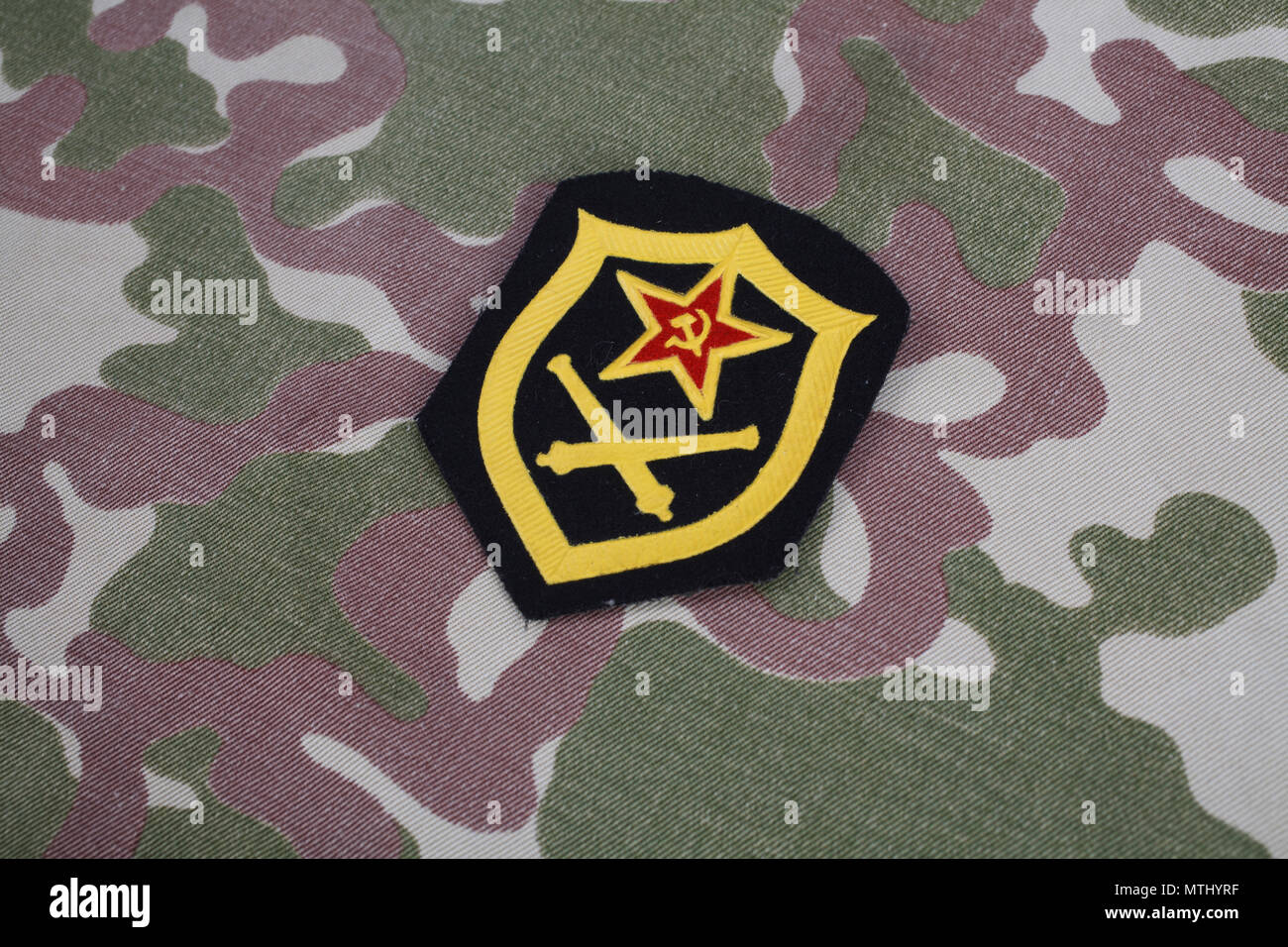 L'artillerie de l'armée soviétique d'épaule sur camouflage Banque D'Images