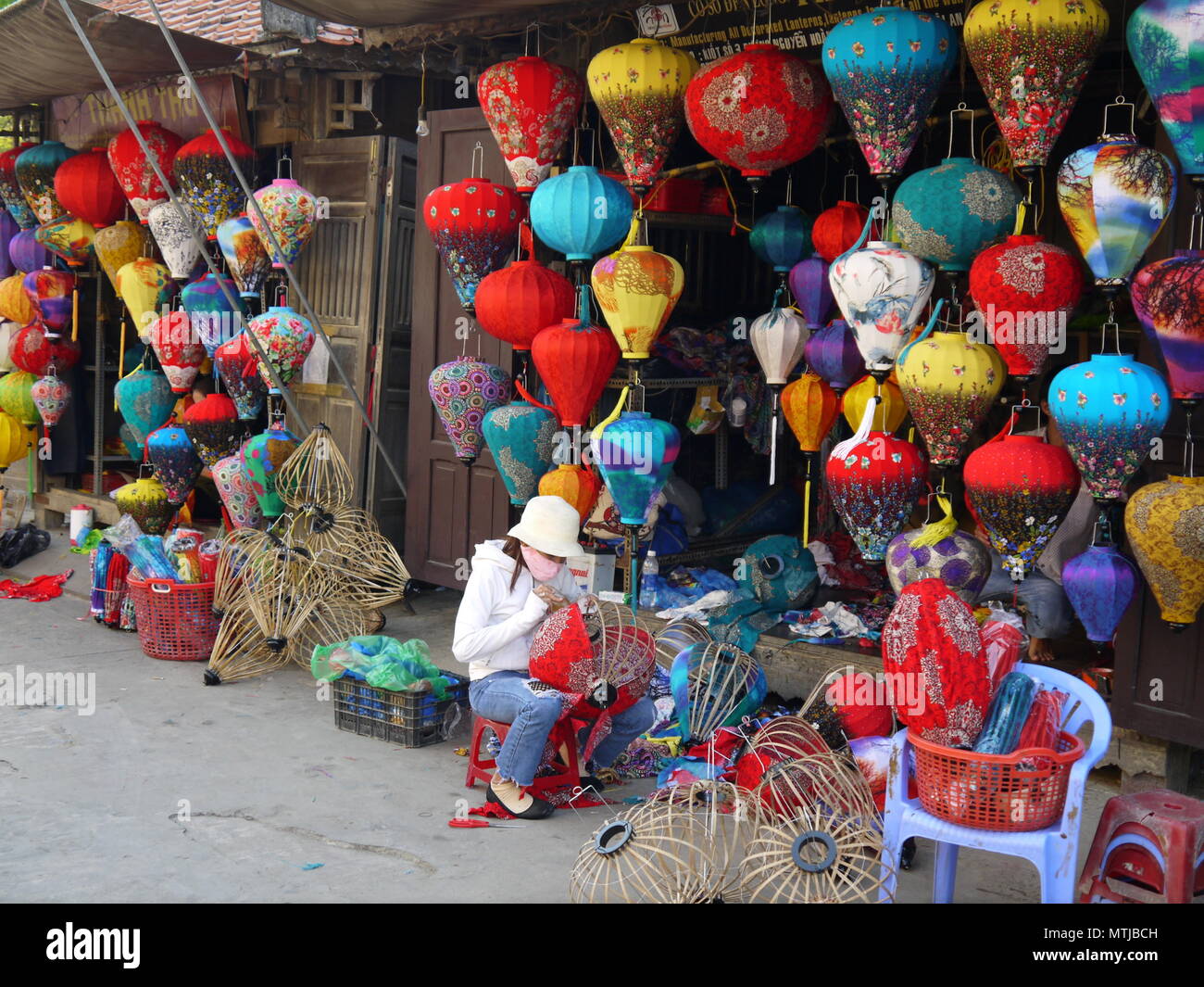 HOI AN, VIETNAM - 19 mars 2018 : lanternes en face de leur boutique au marché de Hoi An tôt le matin Banque D'Images HOI AN, VIETNAM - 19 mars 2018 : lanternes en face de leur boutique au marché de Hoi An tôt le matin Banque D'Images