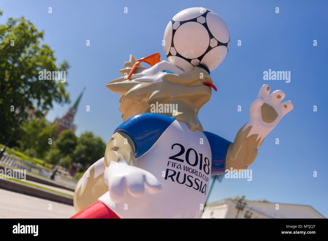 Mascotte officielle de la Coupe du Monde de la FIFA 2018 en Russie - Zabivaka et Kremlin de Moscou tour à fond. Symbole de foot Banque D'Images