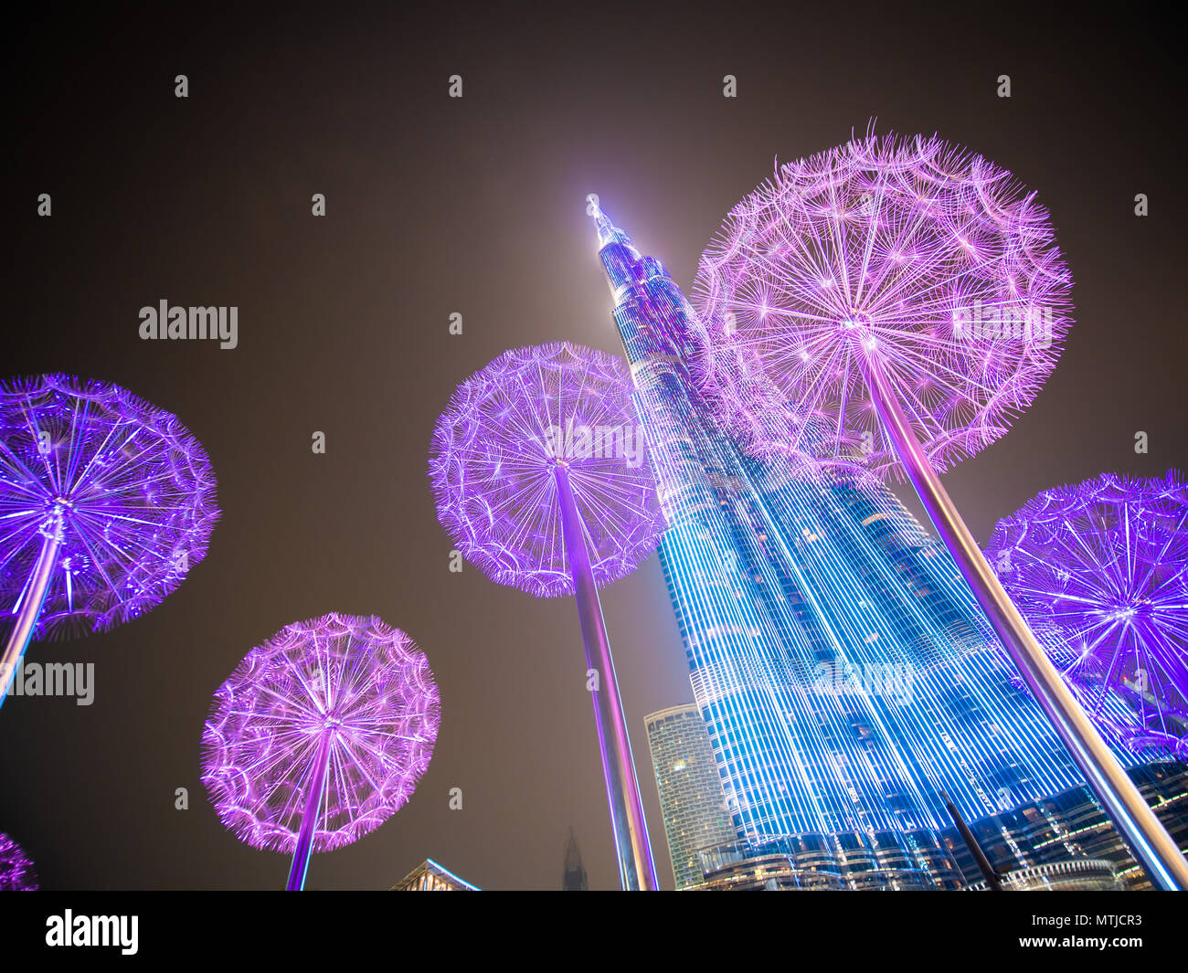 Dubaï, Émirats arabes unis - 15 mai 2018 : le Burj Khalifa en fin de soirée sur fond de pissenlits lumineux. Banque D'Images