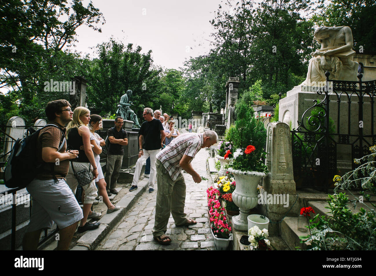 Un homme s'occupe de les fleurs à gauche au compositeur polonais Frédéric Chopin tombe du cimetière du Père Lachaise, Paris, France Banque D'Images