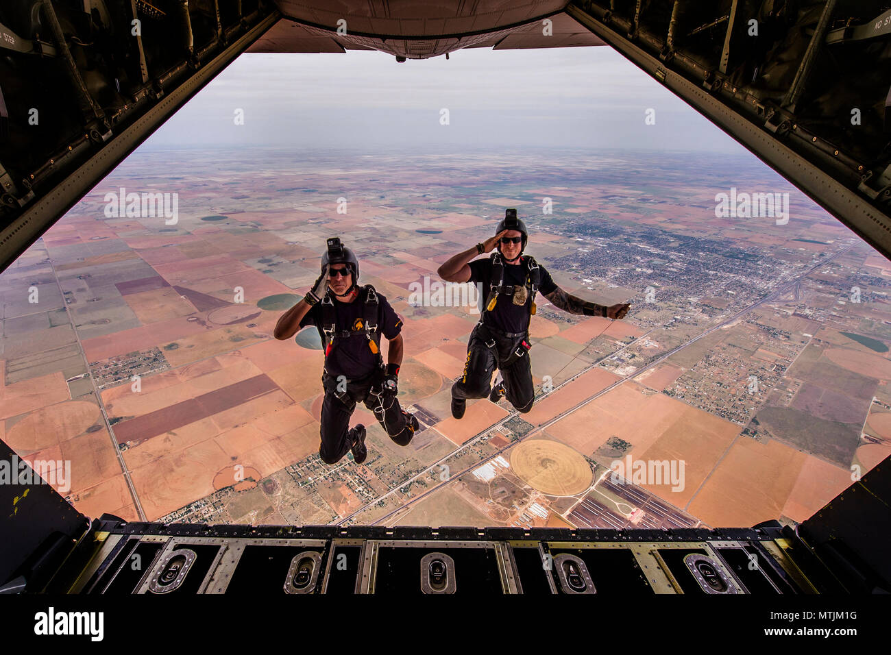 Deux membres de la U.S. Special Operations Command Para-Commandos saluer comme le saut d'un MC-130J Commando II avion pendant l'Cannon Air Show, l'espace et Tech Fest à Cannon Air Force Base, N.M., 26 mai 2018. Les Para-Commandos sont la seule commune du département de l'équipe de démonstration de services composé de membres de chaque service militaire dans SOCOM. (U.S. Photo de l'Armée de l'air par la Haute Airman Luc Kitterman/libérés) Banque D'Images Deux membres de la U.S. Special Operations Command Para-Commandos saluer comme le saut d'un MC-130J Commando II avion pendant l'Cannon Air Show, l'espace et Tech Fest à Cannon Air Force Base, N.M., 26 mai 2018. Les Para-Commandos sont la seule commune du département de l'équipe de démonstration de services composé de membres de chaque service militaire dans SOCOM. (U.S. Photo de l'Armée de l'air par la Haute Airman Luc Kitterman/libérés) Banque D'Images