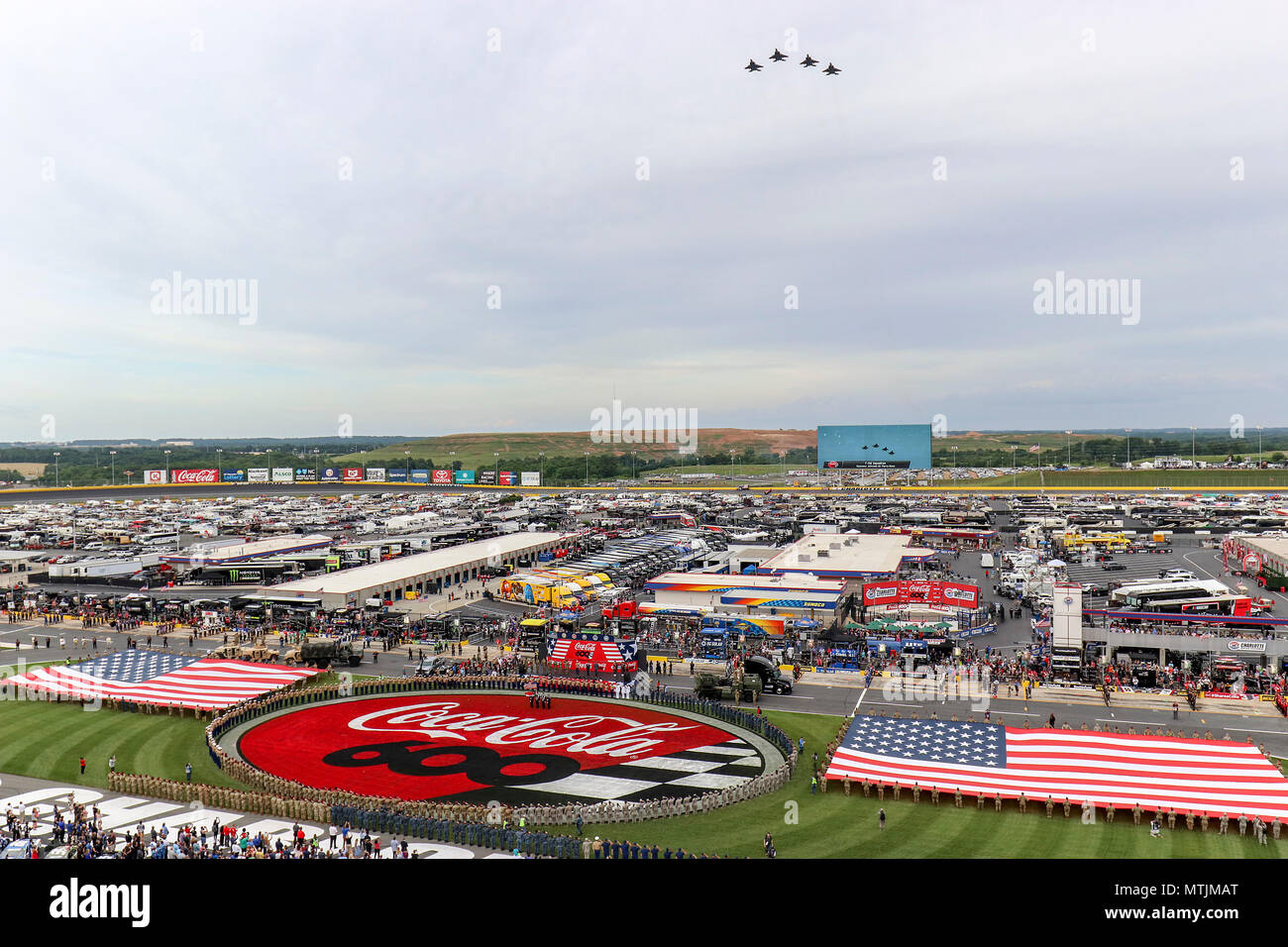 Quatre F-15E Strike Eagles fly sur le Charlotte Motor Speedway pendant l'hymne national avant le Coca-Cola 600 le 27 mai 2018, à Concord, en Caroline du Nord. Pilotes de la 334e Escadron de chasse à Seymour Johnson Air Force Base, Caroline du Nord, à condition que le pont pour les quelque 140 000 personnes qui assistent à la course. (U.S. Photo de l'Armée de l'air par la Haute Airman Marcus Ferguson) Banque D'Images