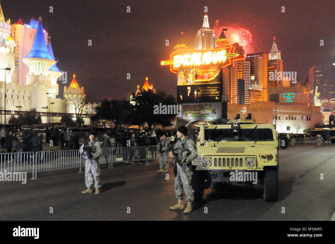 Patrouille de soldats de la Garde nationale du Nevada le Strip de Las Vegas la nuit dernière dans le cadre de l'opération de nuit, une mission d'application de la loi soutenir le service de police de la région métropolitaine de Las Vegas au cours de l'assemblée annuelle de célébration du Nouvel An. Banque D'Images