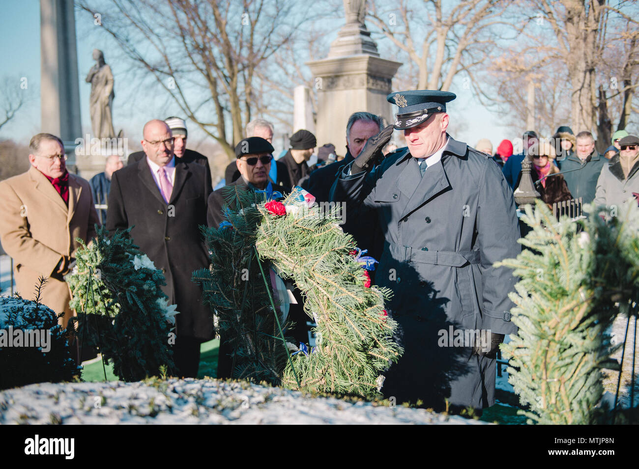 Le Colonel Gary R. Charlton, vice-commandant de la 107e Escadre de transport aérien, Station de la Réserve aérienne de Niagara Falls, présente une gerbe sur la tombe du Président Millard Fillmore, au nom du Président Barack Obama, Forest Lawn Cemetery, Buffalo, N.Y., le 6 janvier 2017. La cérémonie, qui est détenu par l'Université de Buffalo, une école qui Fillmore a été l'un des fondateurs, commémore l'anniversaire de l'ancien président. (U.S. Photo de l'Armée de l'air par le sergent. Ryan Campbell) Banque D'Images