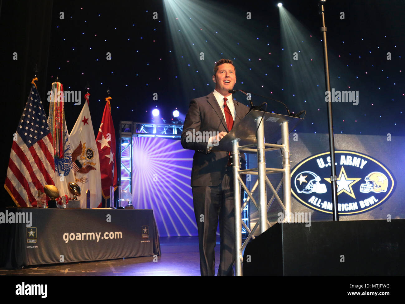 Patrick J. Murphy, secrétaire de l'armée, l'armée américaine parle de joueurs de football All-American, les membres de la bande, les dirigeants supérieurs de l'armée et d'autres dirigeants communautaires et de supports à l'US Army All-American Bowl d'une remise de prix et réception au Majestic Theatre de San Antonio, le 6 janvier, dans le cadre d'une série d'événements menant à la U.S. Army All-American Bowl 2017 qui sera joué samedi 7 janvier, à l'Alamodome. Depuis 16 ans, l'US Army All-American Bowl a été le principal de l'école de football de jeu, agissant comme le principal de lancement pour l'avenir de l'Amérique college et Nat Banque D'Images