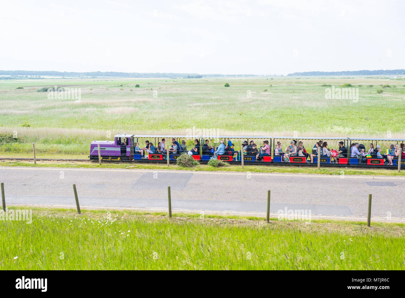 Wells-next-the-Sea, Norfolk, Royaume-Uni. 27 mai 2018. Petit train de transport touristique pleine de touristes menant à la plage de Wells-next-the-Sea à Norfolk, Banque D'Images